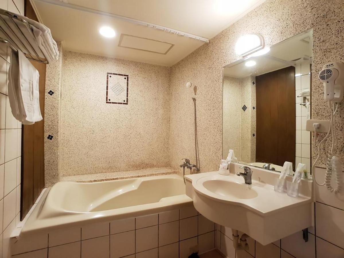 First Plaza Hotel Taichung Buitenkant foto